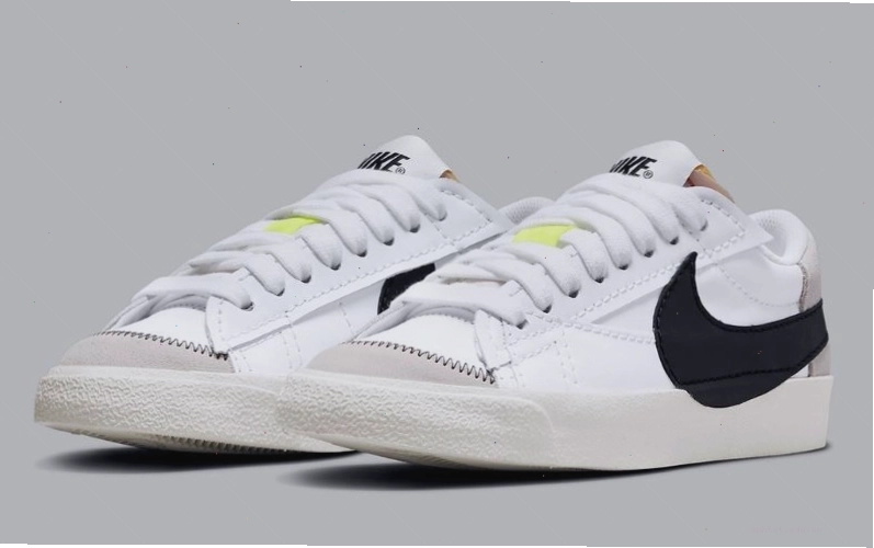 Cặp đôi diện giày Nike Blazer Low Jumbo với set đồ streetwear gồm quần jeans và áo khoác bomber