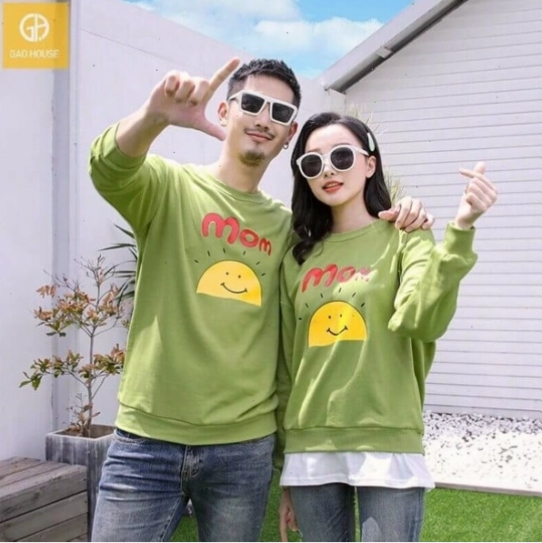 Cặp đôi diện set đồ đôi mùa đông, ôm nhau tình tứ