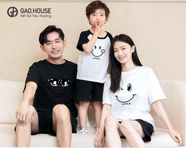 Cặp đôi diện set đồ gia đình phối màu đen trắng, áo cổ tròn năng động
