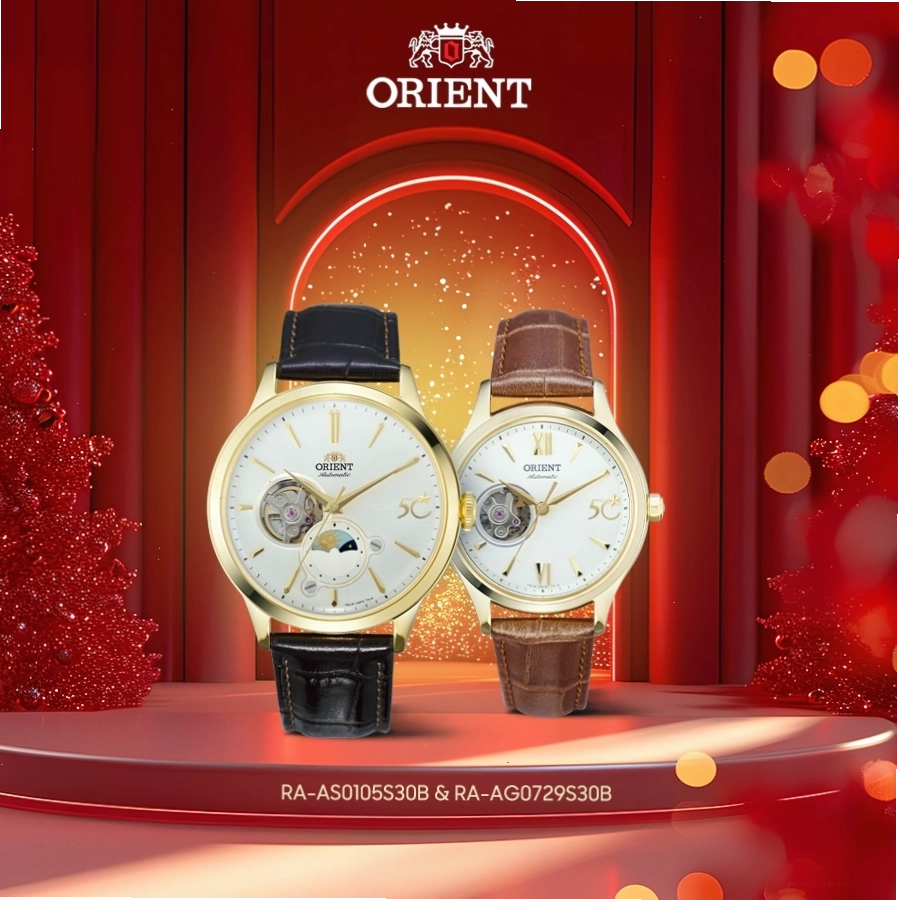 Cặp đôi diện trang phục ấm áp, tay đeo đồng hồ đôi Orient