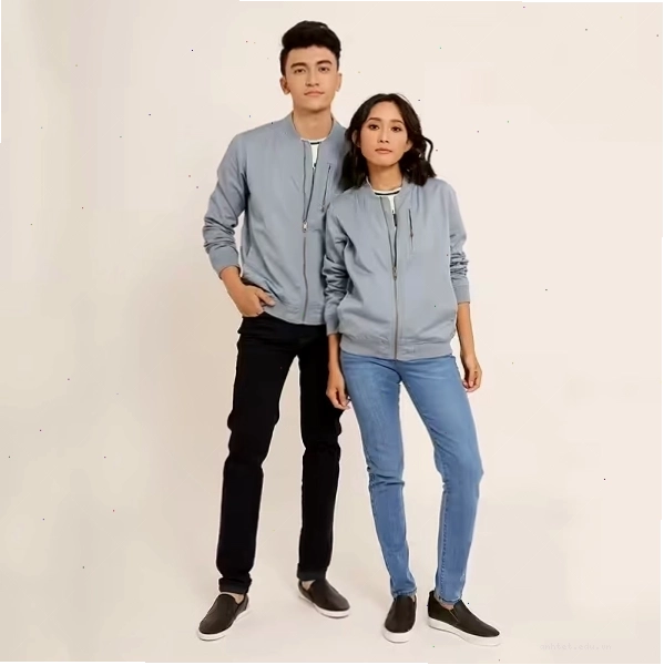 Cặp đôi diện trang phục đôi phong cách retro, cô gái đội mũ fedora, tay trong tay trên đường phố