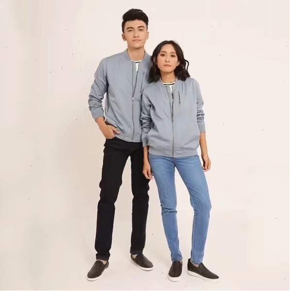 Cặp đôi diện trang phục streetwear năng động, áo khoác bomber và quần jeans, tay trong tay dạo phố