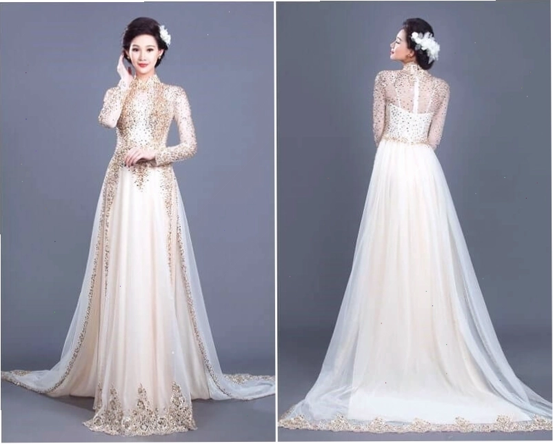 Cặp đôi mặc áo dài cách tân gấm họa tiết chìm, tạo dáng nhìn nhau tình tứ