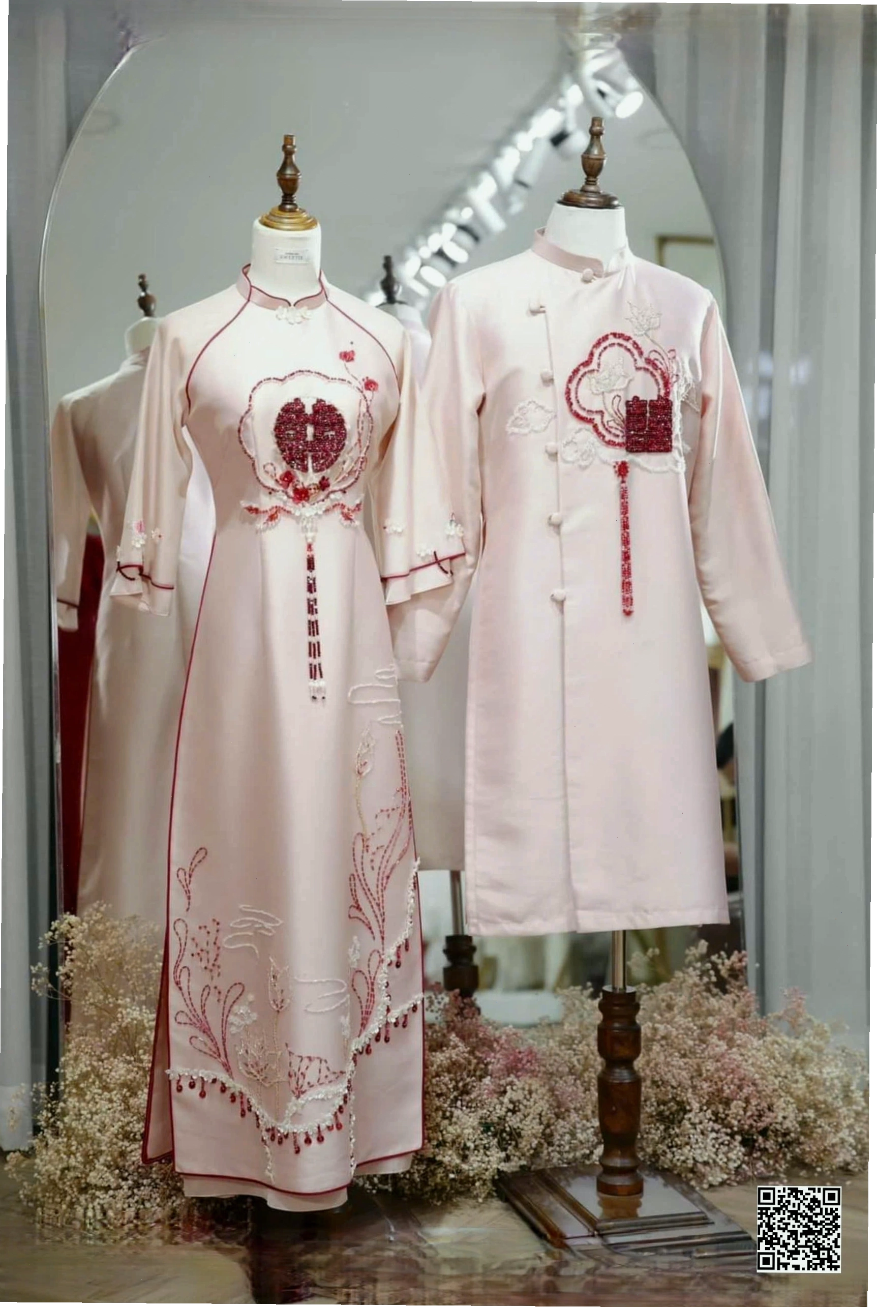 Cặp đôi mặc áo dài cách tân màu trắng tinh khôi, tạo dáng ôm eo nhau trên nền phông studio đơn giản