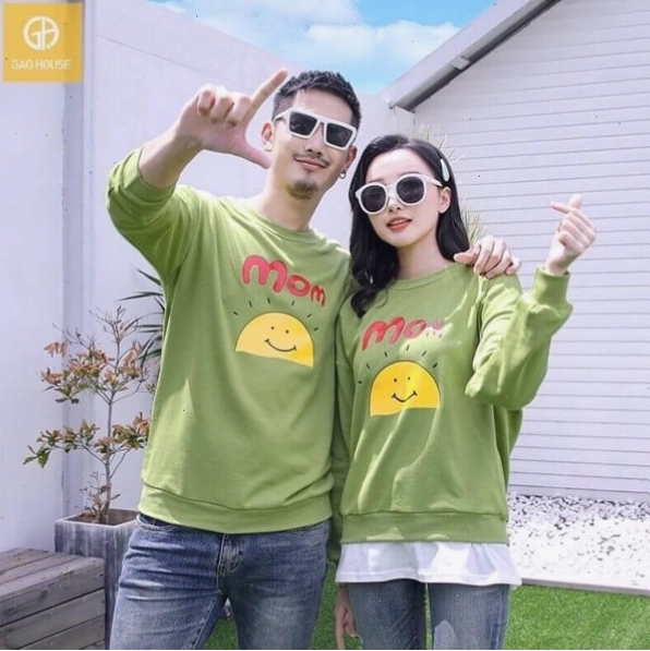 Cặp đôi mặc áo đôi ấm áp trong tiết trời se lạnh, ôm nhau tình tứ