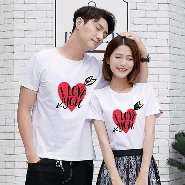 Cặp đôi mặc áo đôi basic, mỉm cười nhìn nhau đầy tình tứ