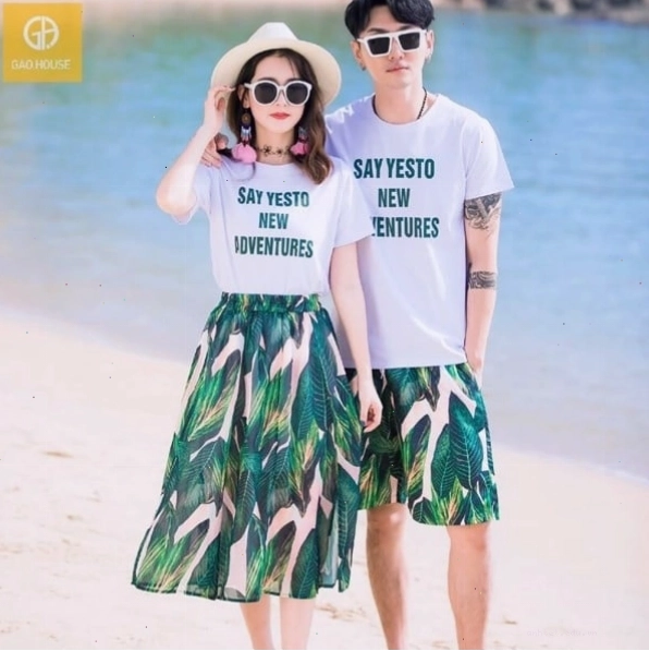 Cặp đôi mặc áo đôi cách điệu với sự kết hợp màu sắc hài hòa, tạo dáng thân mật