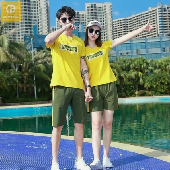 Cặp đôi mặc áo đôi có chi tiết chữ nhỏ tinh tế
