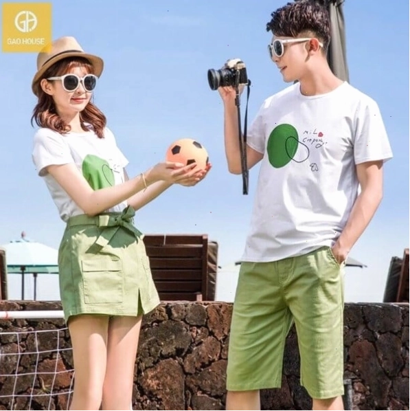 Cặp đôi mặc áo đôi, cô gái đang tựa đầu vào vai chàng trai