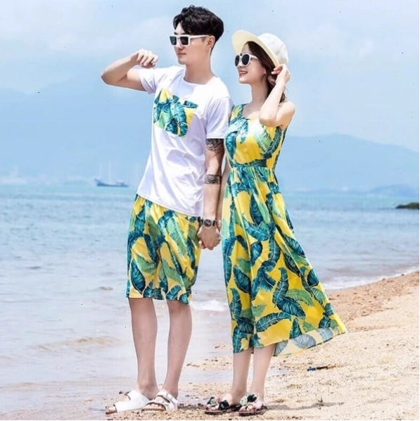 Cặp đôi mặc áo đôi, cô gái diện đầm maxi và chàng trai mặc áo sơ mi
