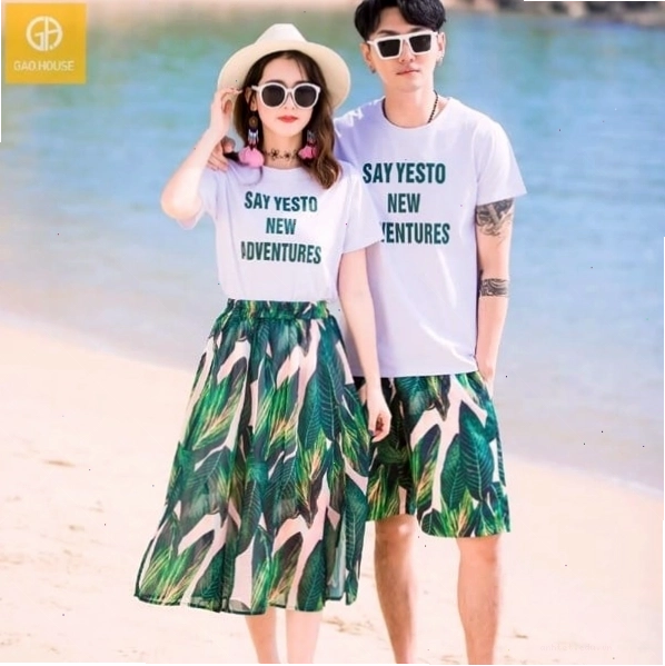 Cặp đôi mặc áo đôi có họa tiết trái tim đôi, màu sắc trẻ trung