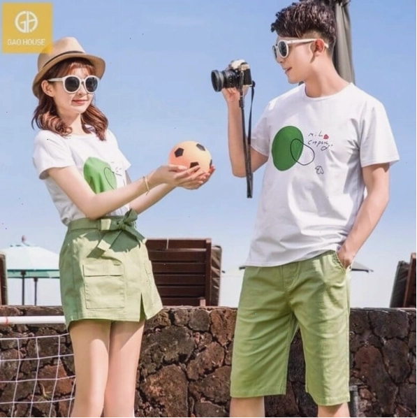 Cặp đôi mặc áo đôi cùng họa tiết, tạo dáng nắm tay nhau đầy tình tứ
