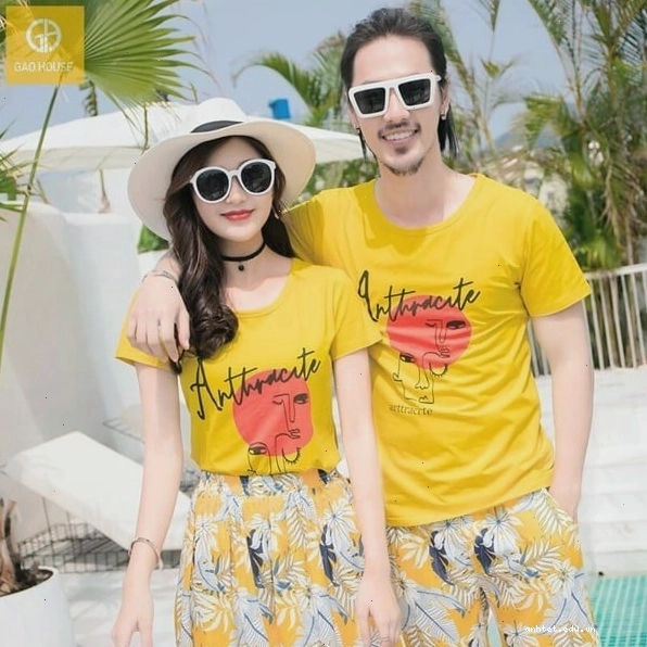 Cặp đôi mặc áo đôi màu trắng và đen, tạo dáng thân mật trên đường phố