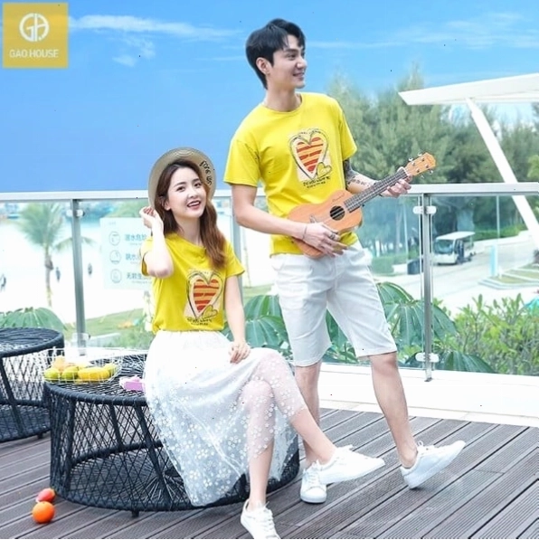 Cặp đôi mặc áo đôi màu xanh, cô gái tạo dáng dịu dàng bên chàng trai
