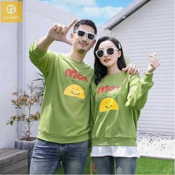 Cặp đôi mặc áo đôi mùa đông, ôm nhau ấm áp giữa không gian lãng mạn