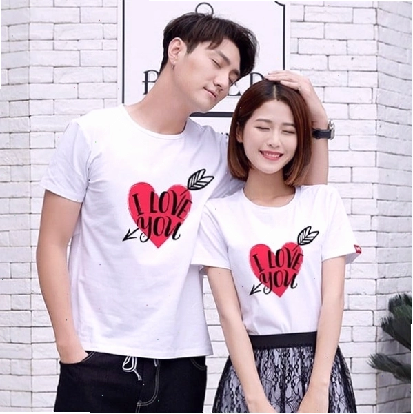 Cặp đôi mặc áo đôi phong cách vintage, tạo dáng dựa vai nhau