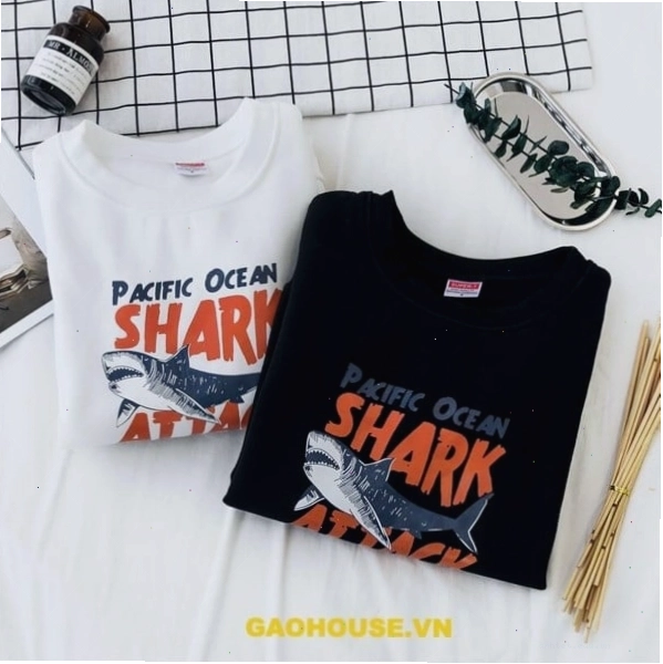 Cặp đôi mặc áo đôi với hình in sắc nét, tạo dáng tự tin
