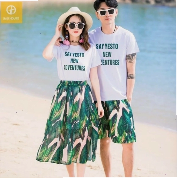 Cặp đôi mặc áo đôi với họa tiết trừu tượng, tạo dáng nhìn nhau tình tứ