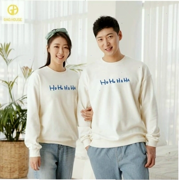 Cặp đôi mặc áo hoodie đôi màu nâu, ôm nhau trong không khí se lạnh