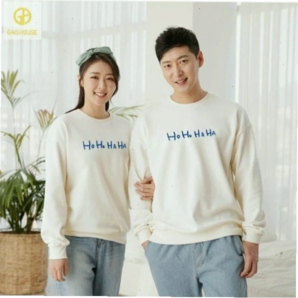 Cặp đôi mặc áo hoodie đôi màu xám, tạo dáng dựa vào nhau
