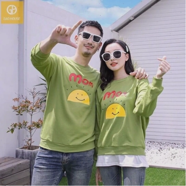 Cặp đôi mặc áo hoodie đôi màu xám, tạo dáng ôm nhau giữa không khí mùa đông