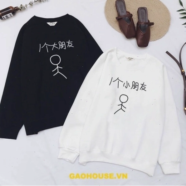 Cặp đôi mặc áo hoodie đôi, tạo dáng ấm áp