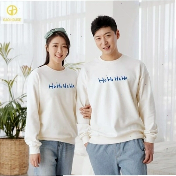 Cặp đôi mặc áo hoodie đôi, tạo dáng ấm áp trong tiết trời se lạnh
