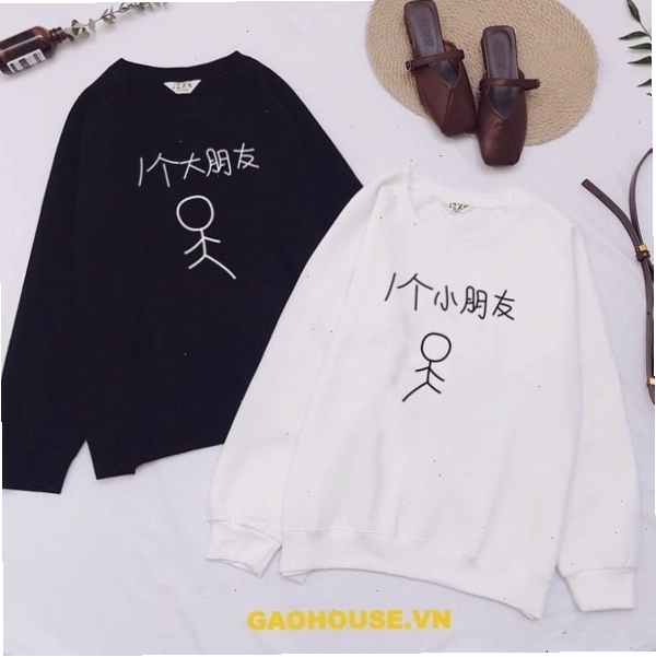 Cặp đôi mặc áo hoodie đôi, tạo dáng tình cảm