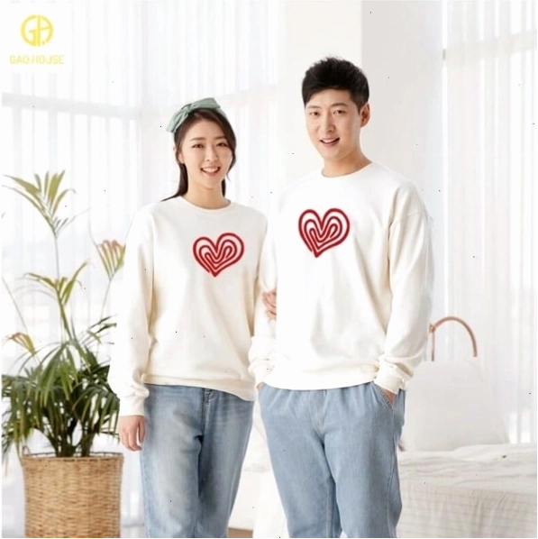Cặp đôi mặc áo hoodie đôi vải nỉ da cá, tạo dáng ấm áp