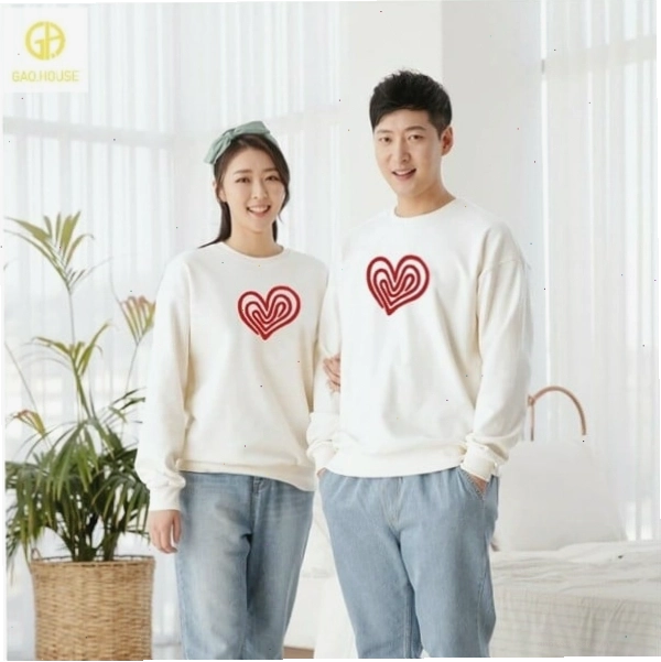 Cặp đôi mặc áo hoodie làm từ vải nỉ da cá, ấm áp và thoải mái