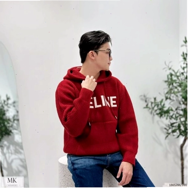 Cặp đôi mặc áo hoodie len cao cấp màu đỏ chữ trắng, tạo dáng ôm nhau tình cảm