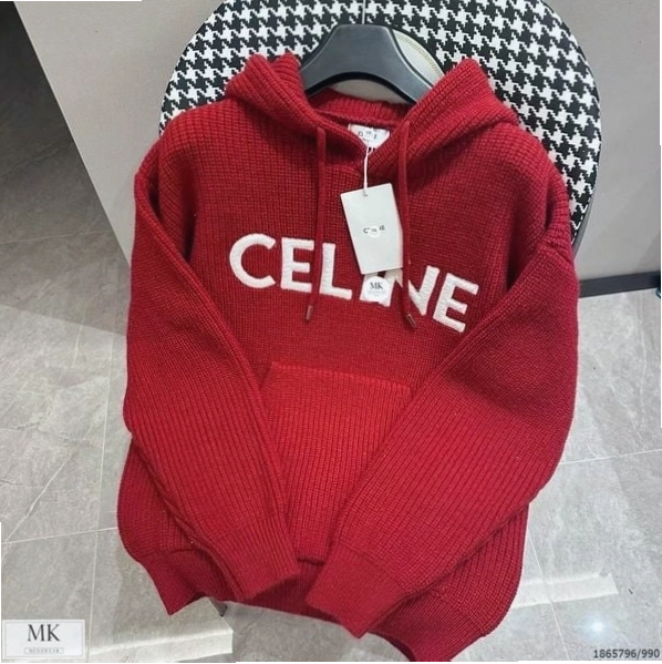 Cặp đôi mặc áo hoodie len màu đỏ chữ trắng, tạo dáng ôm nhau tình cảm giữa phố đông người