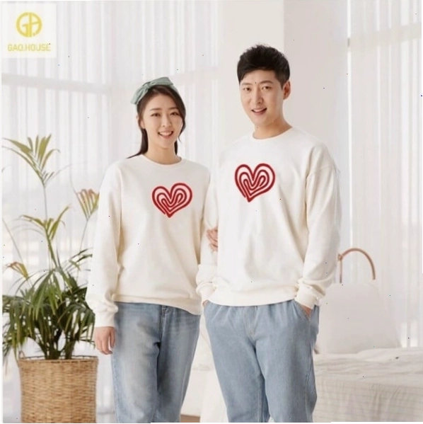 Cặp đôi mặc áo hoodie nỉ da cá, tạo dáng ngồi trên bậc thang