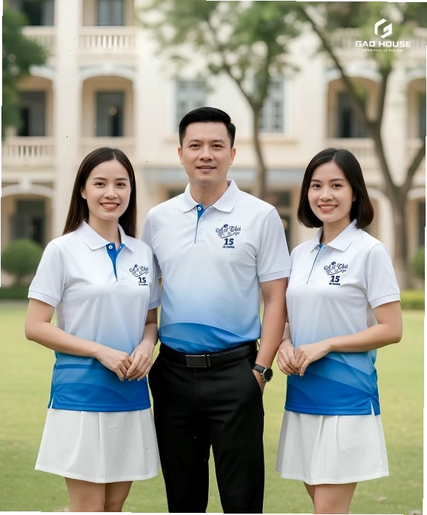 Cặp đôi mặc áo họp lớp, tạo dáng vui vẻ