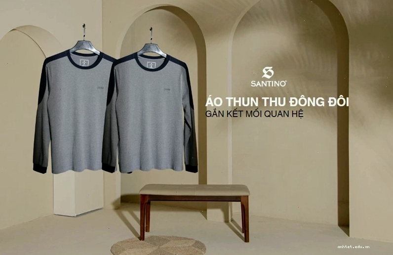 Cặp đôi mặc áo khoác da và quần da, tạo dáng dựa vào nhau