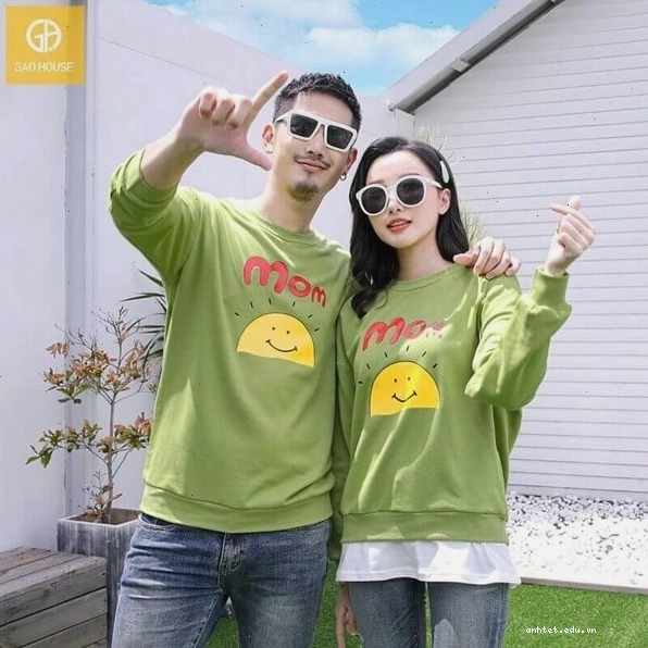 Cặp đôi mặc áo khoác đôi dày dặn, ôm chặt nhau giữa tiết trời se lạnh