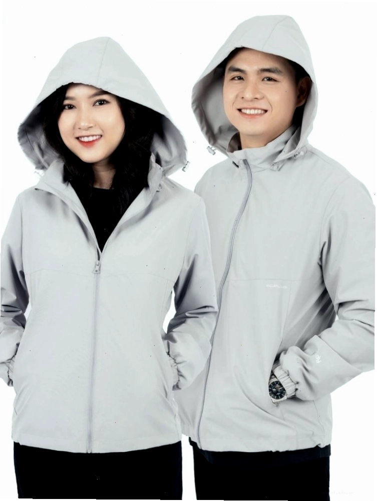 Cặp đôi mặc áo khoác đôi màu xanh navy, tạo dáng đứng cạnh nhau