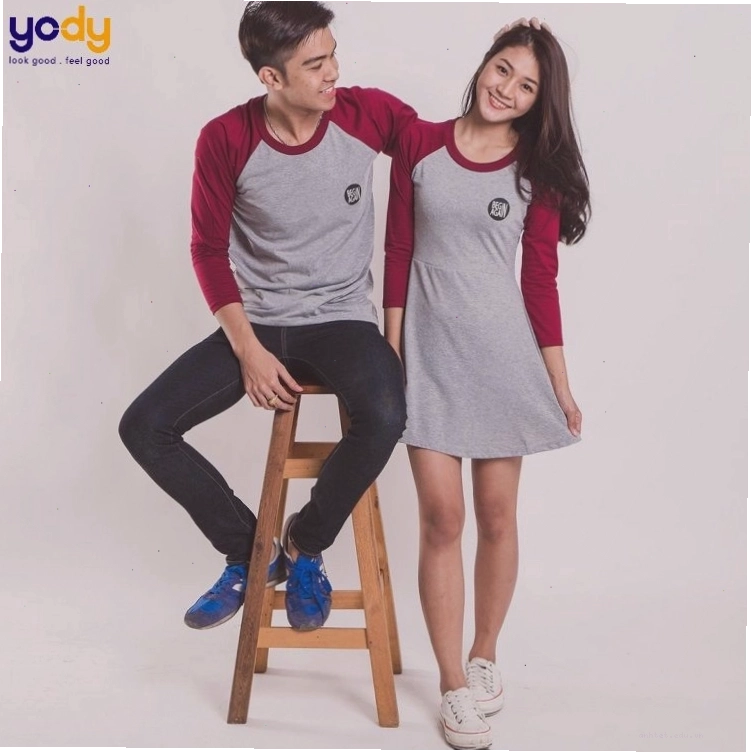 Cặp đôi mặc áo khoác nỉ đôi màu xám, quần jogger, tạo dáng khoác vai nhau