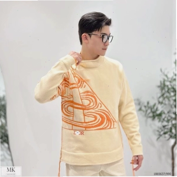 Cặp đôi mặc áo len đôi họa tiết, tạo dáng tựa vai nhau