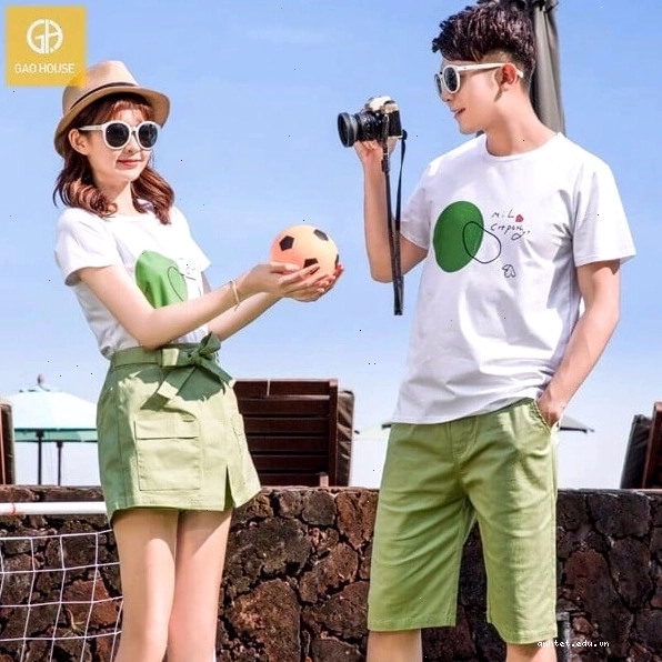 Cặp đôi mặc áo phông đôi có họa tiết trái tim cách điệu, đang ôm nhau tình cảm