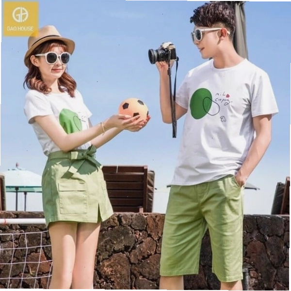 Cặp đôi mặc áo phông đôi, tạo dáng ôm nhau tình cảm
