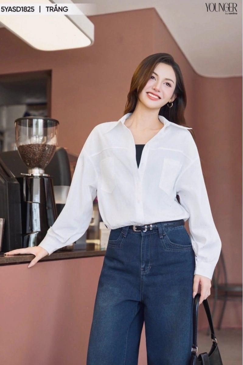 Cặp đôi mặc áo sweater đôi màu kem, cùng nhau chuẩn bị bữa sáng trong bếp