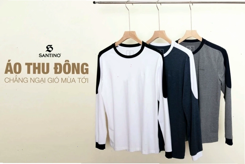 Cặp đôi mặc áo thun dài tay đôi màu xám, quần jean, tạo dáng ôm nhau