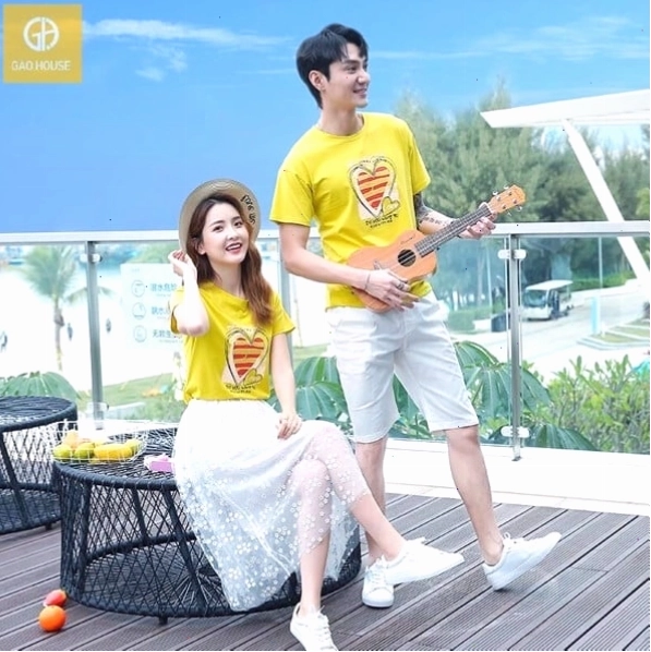 Cặp đôi mặc áo thun đôi màu xám, tạo dáng tựa đầu vào nhau