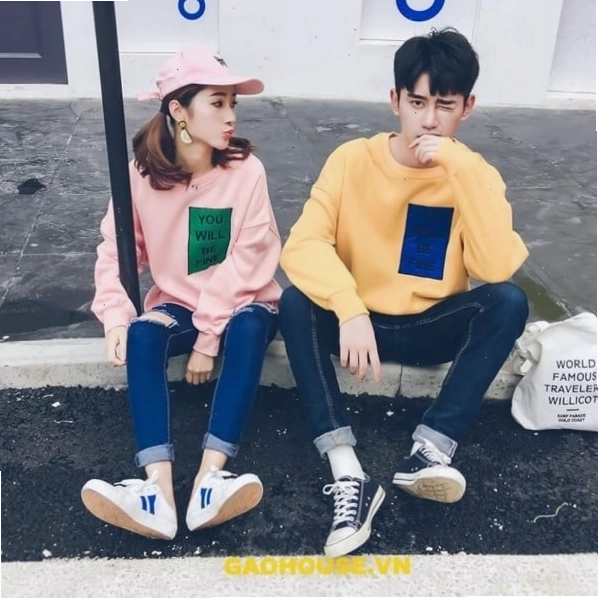 Cặp đôi mặc áo thun đôi màu xanh mint, tạo dáng cười tươi
