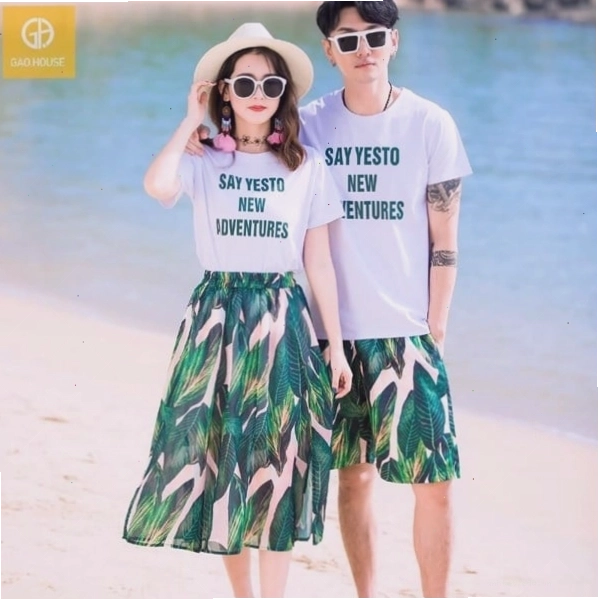 Cặp đôi mặc áo thun đôi với họa tiết cách điệu, vui đùa trên cánh đồng hoa