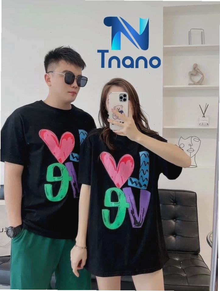 Cặp đôi mặc áo thun in hình dễ thương, tạo dáng ôm nhau cười
