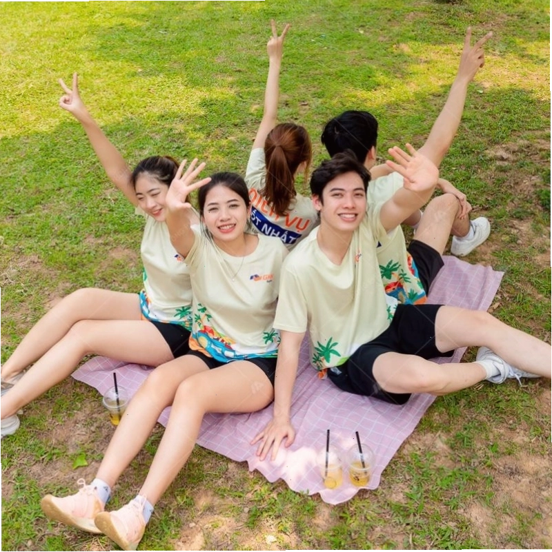 Cặp đôi mặc áo thun in hình độc đáo, quần jean và phụ kiện mũ lưỡi trai, kính râm