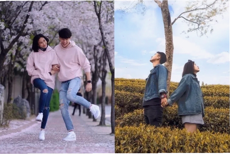 Cặp đôi mặc đồ đôi chất liệu jean, cả hai đang ngồi trên bậc thang và nhìn vào ống kính