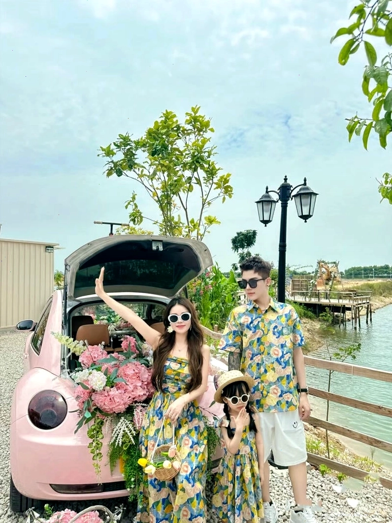 Cặp đôi mặc đồ đôi đi biển, cô gái đang mặc váy maxi, chàng trai mặc áo sơ mi và quần short